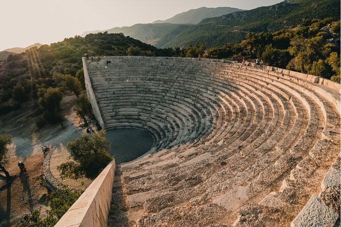 Antalya Hotels and Airport Transfer Service - The arrival pickup: signs, bags, and flight delays