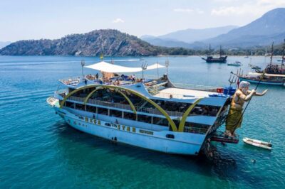 Full-Day Boat Tour with Lunch and Foam Party