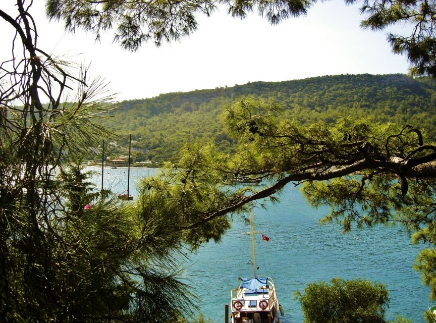 Relaxing Boat Trip with Lunch and Drinks - Key points at a glance